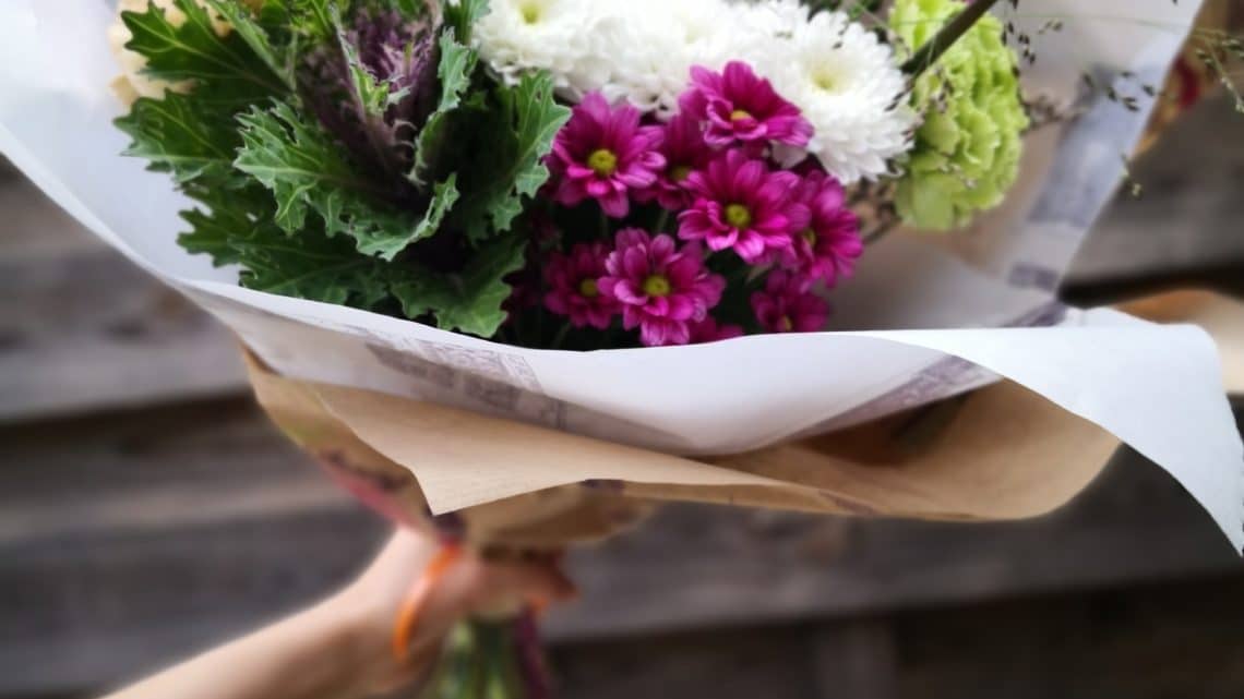 Choix du vase, coupe des tiges, changement de l’eau… Connaissez-vous tous les bons gestes pour profiter plus longtemps de vos fleurs?