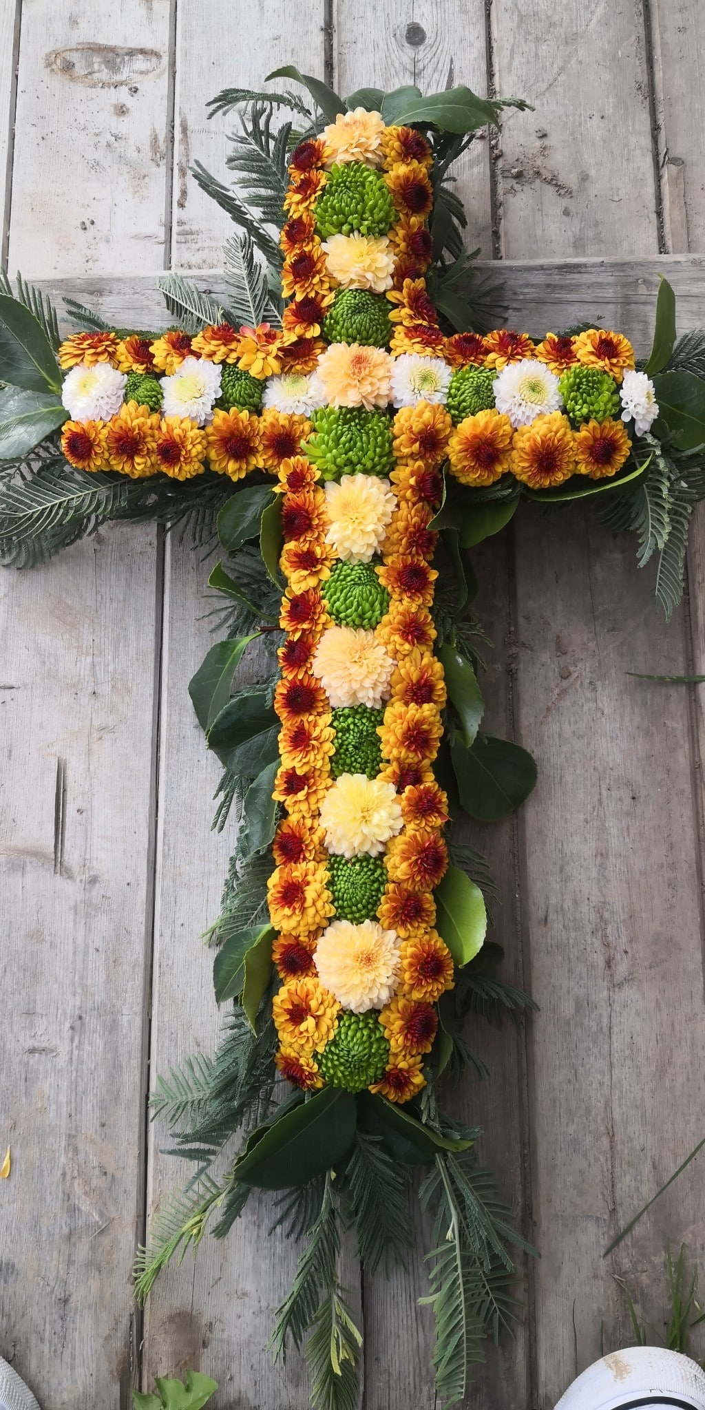 Coeur jaune avec ruban livré par un fleuriste local